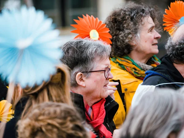 法国斯特拉斯堡 2023年3月29日 一群坚定的瑞士老年人在欧洲人权法院前举行和平抗议的侧面观点 他们举着标语牌要求对气候采取行动 — 图库照片