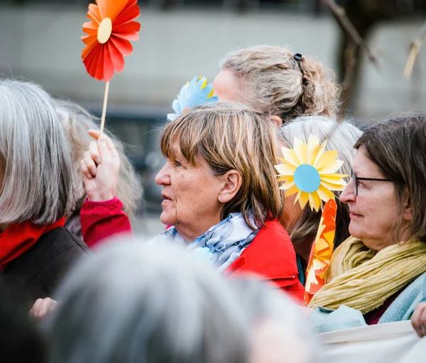 2023年3月29日フランス ストラスブール 欧州人権裁判所の前で 気候変動に関する行動を要求するプラカードを保持し スイスの高齢者を平和的に抗議する女性 — ストック写真
