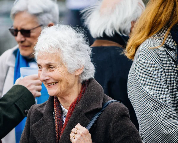 Strasburg Francja Marca 2023 Uśmiechnięta Starsza Kobieta Pokojowo Protestuje Przed — Zdjęcie stockowe