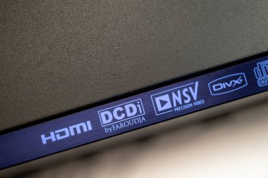 Hamburg, Almanya - 2 Şubat 2023: Yamaha DVD SACD oynatıcısı üzerinde HDMI, Fardouja 'nın DCDi' si, NSV hassas video ve DIVIX