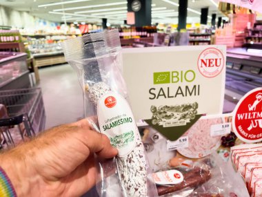 Frankfurt, Almanya - 12 Temmuz 2023: POV erkek kuru sosis alışverişi - Salamissimo biyolojik salamı