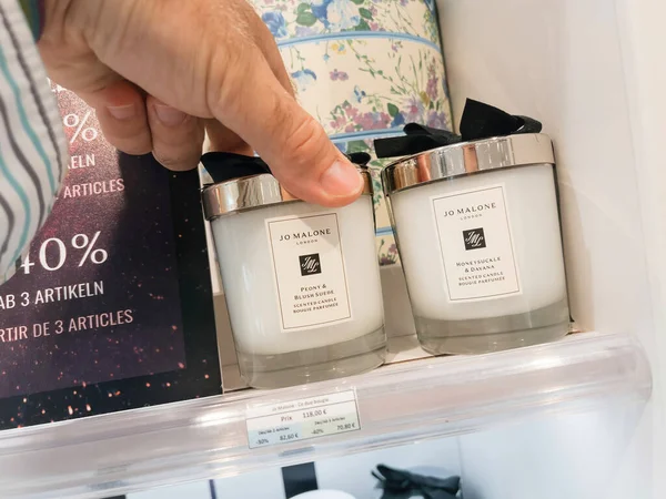 罗本海姆 2023年7月11日 在一家商店里 一个男人的手选择了一支芬芳的蜡烛 香水决定正在进行中 马龙品牌 — 图库照片