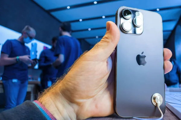 프랑스 2022년 22일 애플은 새로운 스마트 아이폰을 프로와 아이폰 고객은 — 스톡 사진