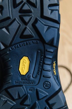 Hamburg, Almanya - 16 Şubat 2022: Vibram antistatik ve petrole dayanıklı ayakkabılı Wurth modyf koruyucu iş ayakkabılarının lastik tabanına yakın çekim