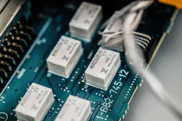 日本东京 2023年3月29日 富士通微电子 Fujitsu Microelectronics 在索尼超音速Cd光盘音频解码芯片电路板上制造的46Nd005 P微型实境的特写 — 图库照片