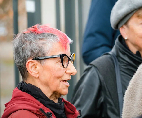 Strasbourg Frankrike Mar 2023 Sidoporträtt Schweiziska Kvinnliga Seniorer Med Rött — Stockfoto