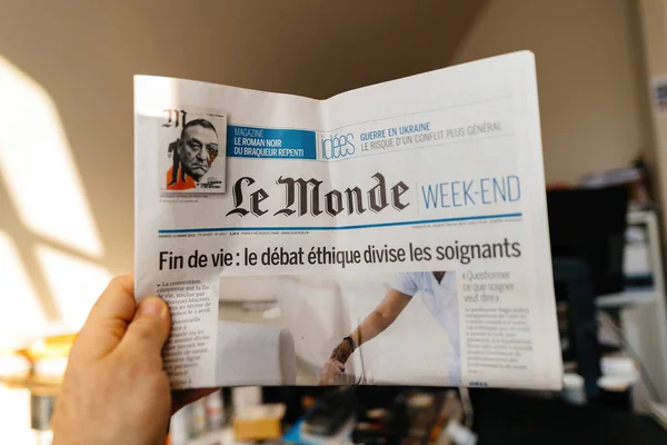 Paris França Março 2023 Uma Mão Segura Uma Capa Jornal — Fotografia de Stock