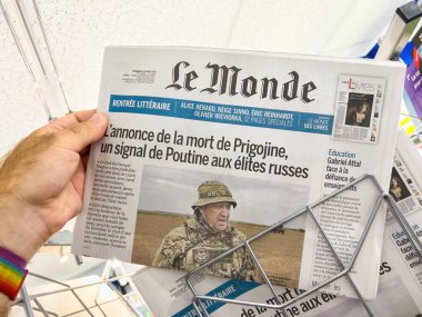 Paris, Fransa - 26 Ağustos 2023: Fransız Le Monde manşeti - dünya çapında savaş lordları ve Wagner Group kurucuları Yevgeny Prigozhin ve Dmitry Utkin 'in uçak kazasında ölmeleri üzerine basında yer aldı.