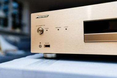 Hamburg, Almanya - 24 Temmuz 2023: Saf ses ve Hi-Bit 32 Pioneer PD-50-s Super Audio CD oynatıcı alüminyum hi-fi ön cephede