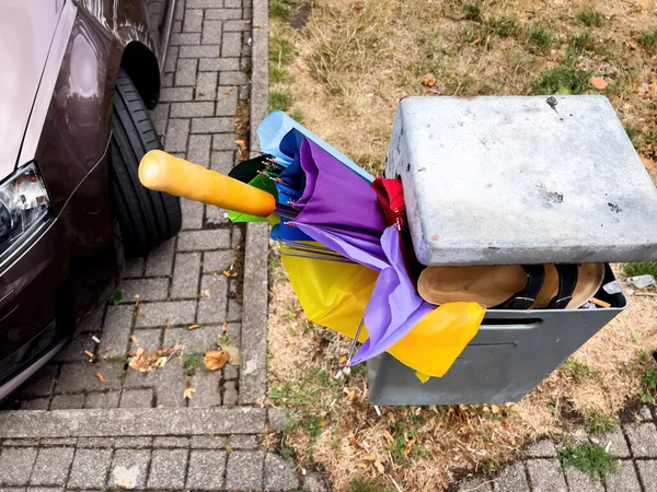 Umbrella Summer Shoe Left Public Waste Bin Next Brown Scratched — Stock Photo, Image