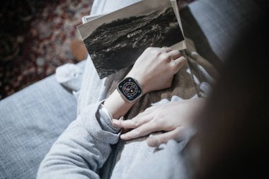 Londra, Birleşik Krallık - Sep 28, 2022: POV 'lu kadın dayanıklılık sporu gibi ekstrem aktiviteler için tasarlanmış yeni Apple Watch Serisi Ultra' nın ambalajının üzerindeki zamanı kontrol ediyor - boks süreci