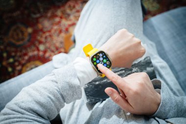 Londra, Birleşik Krallık - Bölüm 28, 2022: POV kadın eli fırlatma gününde yeni Apple Watch serisi Ultra 'yı kullanarak bir e-posta yazdırma uygulamasını kullanarak