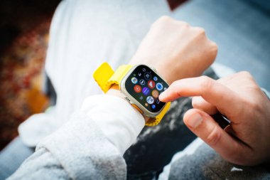 Londra, Birleşik Krallık - Bölüm 28, 2022: POV kadın eli fırlatma günü boyunca yeni Apple Watch serisi Ultra 'yı kullanıyor
