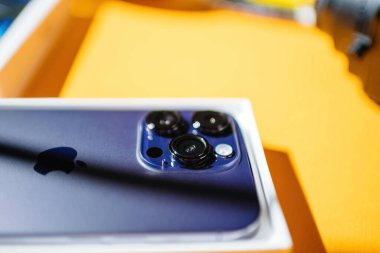Londra, Birleşik Krallık - 23 Eylül 2022: Gelişmiş üçlü kamera sistemi ve eğim-kayma odaklı odak noktasını gösteren, boks yapılmadığı sırada Apple iPhone Pro 15 'in yenilikçi bir görüntüsü.