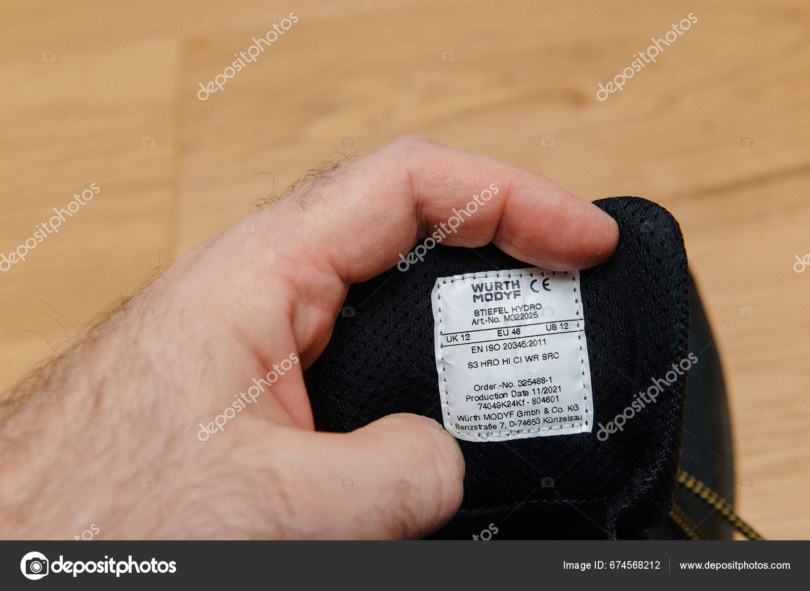 Hamburg Germany Feb 2022 Man Looking Etiquette Pair Working Shoes – Stock  Editorial Photo © ifeelstock #674568212