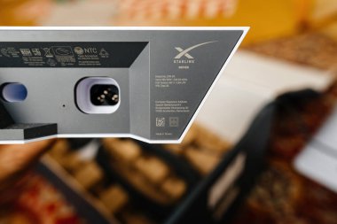 Bremen, Almanya - 14 Ağustos 2023: Yıldız Bağlantısı Yönlendirici UTR-211 modelinin detaylı düzenleyici bilgileri ve Sattelite dahili servisinin belirgin logotinin yer aldığı yakın çekim görüntüsü