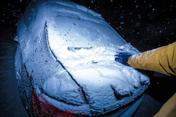 Man Flitigt Bort Snö Från Bil Bittert Kall Natt Mitt — Stockfoto