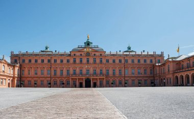 Almanya 'da tarihi bir saray olan Iconic Schloss Rastatt, açık gökyüzüne karşı çarpıcı bir mimari sergiliyor. Seyahat meraklıları için bir dönüm noktası.