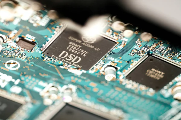日本东京 2023年3月29日 索尼Cxd2752R芯片在电路板上脱颖而出 它是Sacd超级音频光盘音频解码的一个特殊组件 — 图库照片