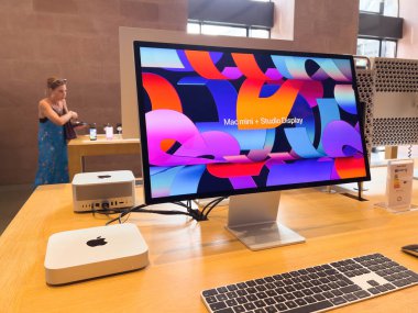 Strasbourg, Fransa - 10 Haziran 2023: The Apple Computers Studio Explay, Mac Mini ve Studio Explay 'in ahenkli eşleşmesini gösteren büyüleyici bir duvar kâğıdının yer aldığı sahne aldı. -