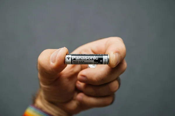 Παρίσι Γαλλία Ιουλ 2023 Αρσενικό Χέρι Pov Μια Μπαταρία Panasonic — Φωτογραφία Αρχείου