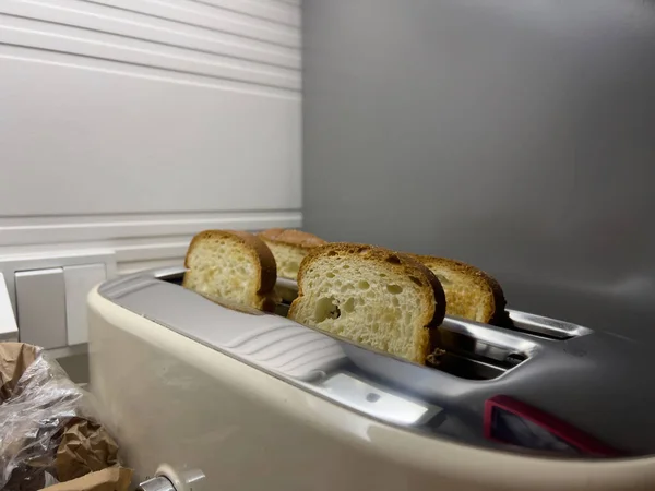 Empat Potong Roti Yang Diatur Rapi Dalam Pemanggang Roti Ditangkap — Stok Foto