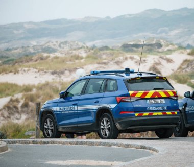 Neufchatel-Hardelot, Fransa - 18 Ağustos 2023: Kum tepelerinin önüne park edilmiş bir Skoda SUV, Fransa 'dan İngiltere' ye yasadışı göçü önlemek için takibe alındı