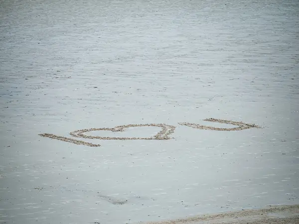Спокойном Пляже Нойфшатель Харделот Песке Выгравировано Сердечное Послание Гласящее Люблю — стоковое фото
