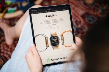 Londra, İngiltere - 13 Eylül 2023: Meraklı bir kadın, yeni Apple Bilgisayarları web sitesinde, yenilikçi Watch Ultra 2 'nin yer aldığı, Daha Fazla Öğren ve Düzen Şimdi seçenekleriyle birlikte son gelişmeleri araştırıyor