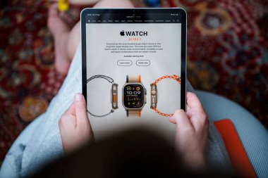 Londra, İngiltere - 13 Eylül 2023: kadın yeni Apple Bilgisayarları web sitesinde geziniyor, son teknoloji Watch Ultra 2 'de spot ışıkları parlıyor, daha fazla bilgi ve düzen sunuyor.