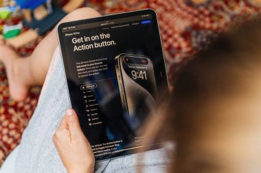 Londra, İngiltere - 13 Eylül 2023: Kadın Apple.com web sitesini araştırıyor, en son iPhone 15 yeni eylem düğmesi hakkında bilgi ediniyor