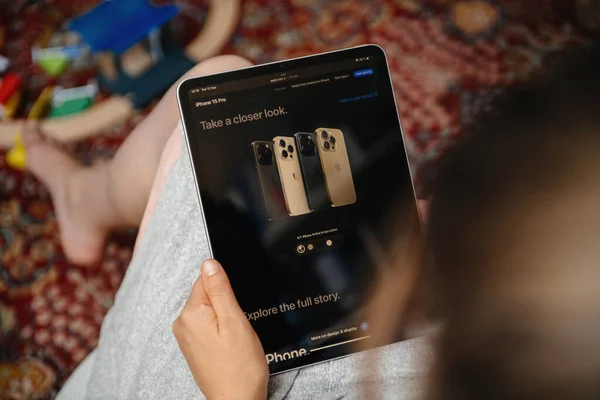ロンドン イギリス 2023 女性はアップルコンピュータのウェブサイトを閲覧し 最新のIphone Proスマートフォンを探索し 印象的な黒 エレガントな白 活気に満ちた青と洗練された自然で利用可能 — ストック写真