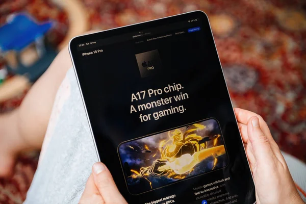 London Sep 2023 Launch Day New Iphone Pro Woman Reads — Stock Photo, Image