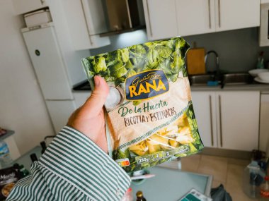 Mallorca, İspanya - 30 Haziran 2023: Elinizde bir paket De La Huerta Ricotta y Espinacas pastası var..