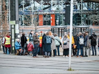 Strasbourg, Fransa - 29 Aralık 2023: Yaşlı İsviçre vatandaşları, adalet ve hak çevrelerini savunarak Avrupa İnsan Hakları Mahkemesi önünde barışçıl bir protesto düzenlediler