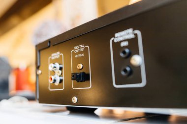 makro fotoğrafçılık, yüksek performanslı bir CD oynatıcının plastik kapaklı optik çıkış krikosunu eğim kaydırma lensi kullanarak yakalar