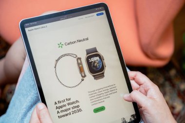 Londra, İngiltere - 13 Eylül 2023: Akıllı tabletiyle meşgul olan bir kadın, Apple Bilgisayarları 'nın web sitesini araştırıyor, artık karbon nötr olan Smart Watch Ultra 2' yi keşfediyor.