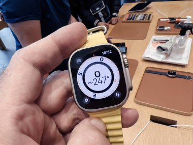 Paris, Fransa - 23 Eylül 2022: Bir erkek, Apple Store 'da yeni titanyum Apple Watch Ultra' nın satışının ilk gününde beklenti içinde elini uzatıyor.