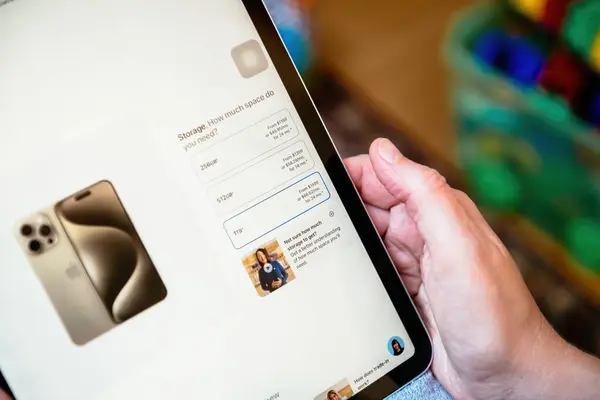 London Sep 2023 Using Smart Tablet Ipad Pro Actively Engages — Stock Photo, Image