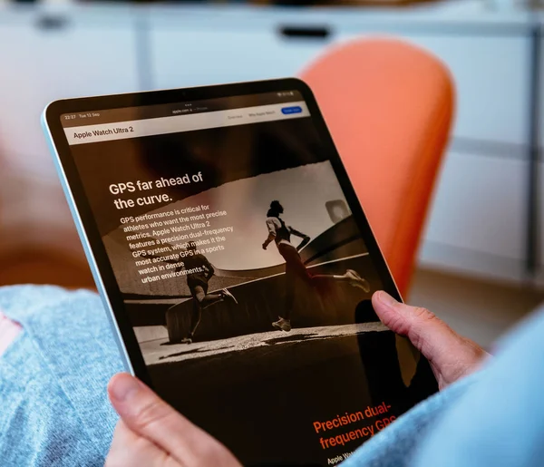 London Sep 2023 Woman Reads Advertising Apple Com Website Highlighting — Stock Photo, Image