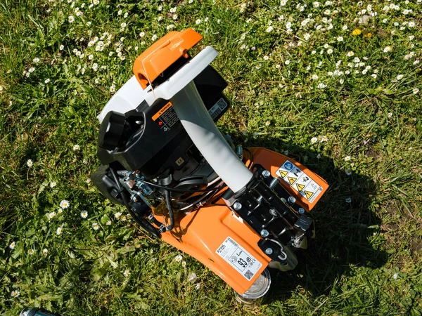 德国法兰克福 2023年5月3日 一种自上而下的视角揭示了新的Stihl 585耕地机 一种专为中等规模土地和扩张性建筑设计的多功能多功能机器 — 图库照片