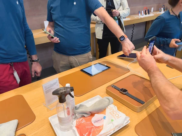 Paris França Setembro 2022 Trabalhador Apple Genius Oferece Uma Demonstração — Fotografia de Stock