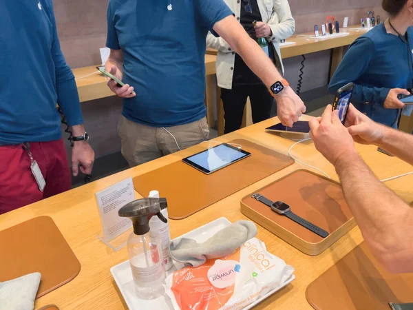 París Francia Sep 2022 Trabajador Apple Genius Ofrece Una Demostración — Foto de Stock