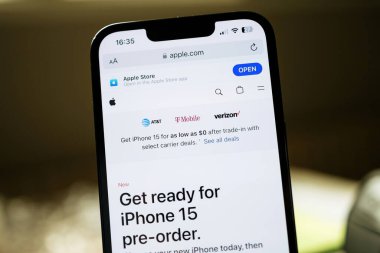 Londra, İngiltere - 14 Eylül 2023: Apple.coms resmi sayfasının kapatılması, AT ve T, T-Mobile ve Verizon logolarına odaklanan iPhone 15 'in fırlatılışının ayrıntılarını ortaya çıkardı - ön sipariş talimatı