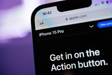 Londra, İngiltere - 14 Eylül 2023: Apple.com, metne eğik kaydırma odağı, iPhone 15 artıları, gelişmiş kameralar ve üstün kameralar kullanılarak Eyleme Geç düğmesini vurguluyor