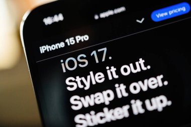 Londra, İngiltere - 14 Eylül 2023: Apple.com iPhone 15 PRO 'yu iOS 17 özellikli, eğik kaydırmalı lenslerle sergiliyor. Yeni model en son teknolojiye, kamera geliştirmelerine ve en iyi performansa odaklanıyor..