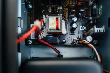 Yakın plan, çoklu kapasitörlerin modern bir Hi-Fi yükselticisine yerleştirildiğini ve ses kalitesini arttırdığını gösteriyor.
