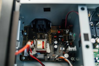 Münih, Almanya - 11 Eylül 2023: İç görünüm, gelişmiş mühendisliğini sergileyen bir Pioneer A-70 lüks Hi-Fi yükselticisi içindeki güç bağlantısını ortaya çıkardı.