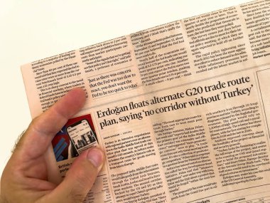 Paris, Fransa - 18 Eylül 2023: Bir erkek POV 'tan, bir el Financial Times gazetesinin manşetinde 