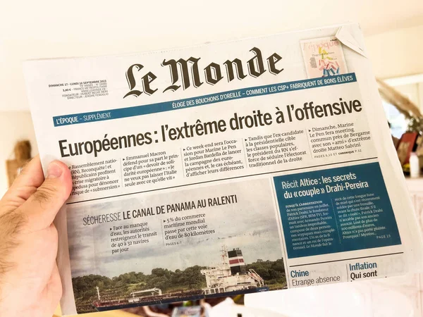 Parijs Frankrijk Sep 2023 Mannelijke Handen Nieuwste Monde Beschikt Leurope — Stockfoto
